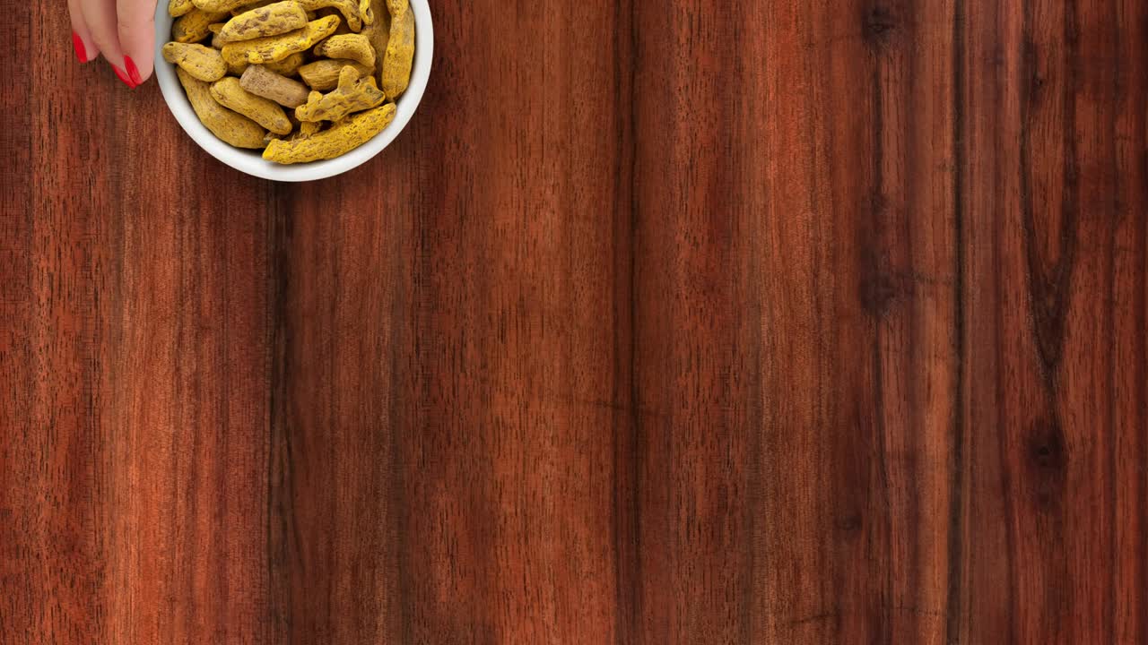 ofreciendo raíces de cúrcuma