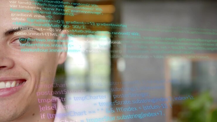 Ontwikkelaar opent ogen en glimlacht terwijl hij reageert op een code-overlay die over wazig glas scrollt.