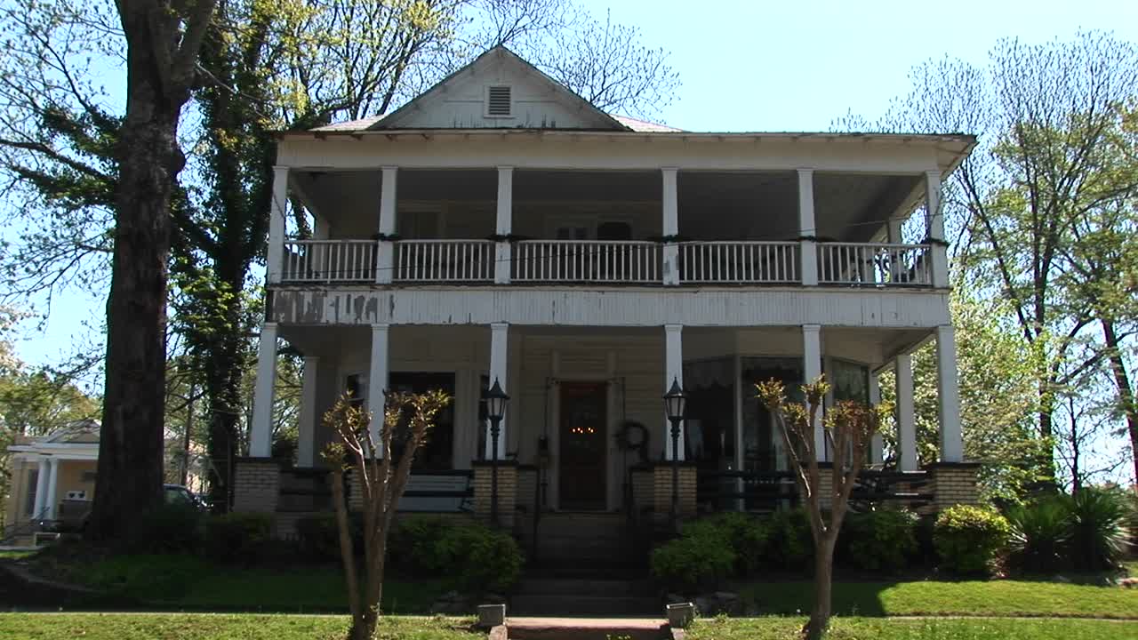 이 아름다운 시골집 앞을 지배하는 커다란 2층 현관