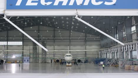 mantenimiento de aviones en un hangar