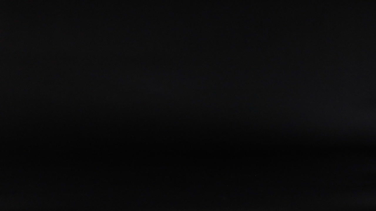 varias bolas se mueven a través de un fondo oscuro