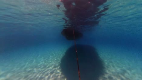 una vista dell'ancora di una nave da sotto il mare cristallino della laguna blu