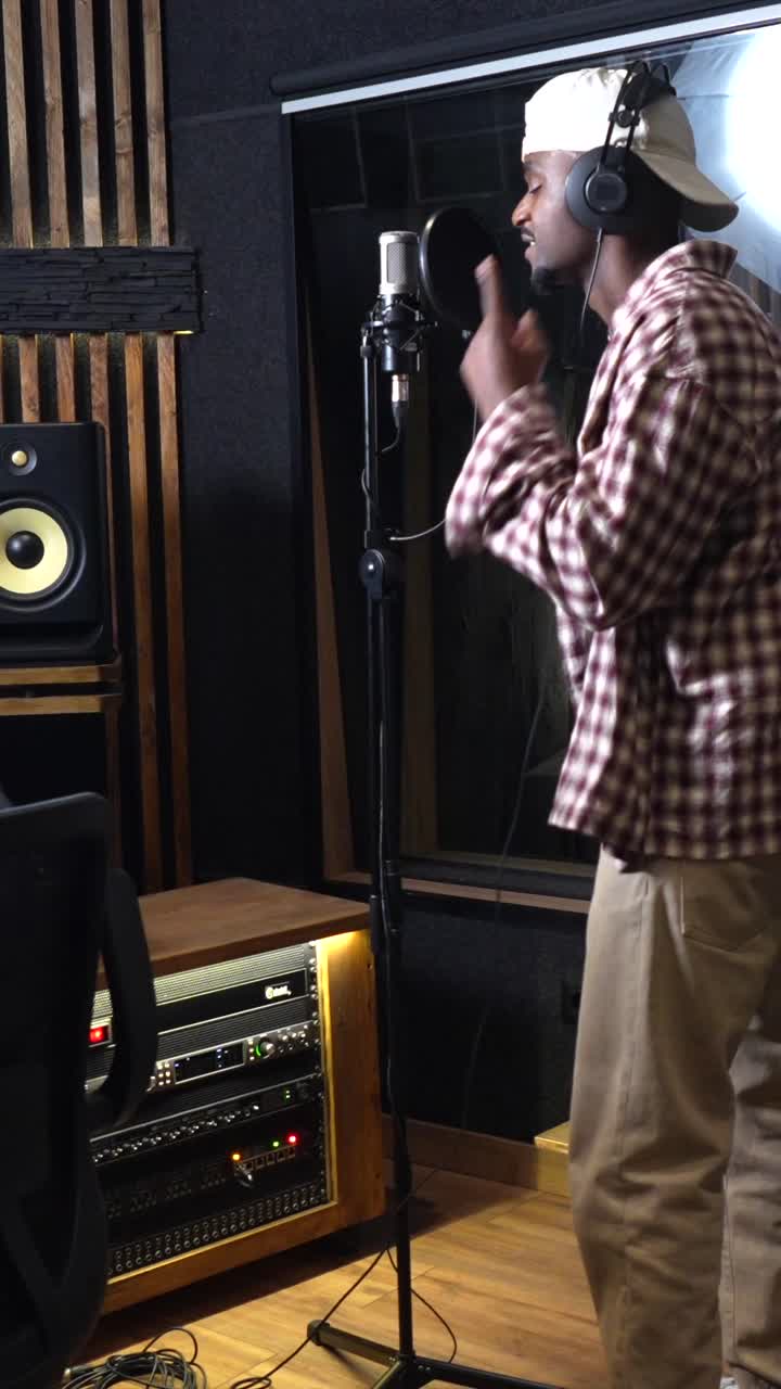 hombre grabando música en el estudio