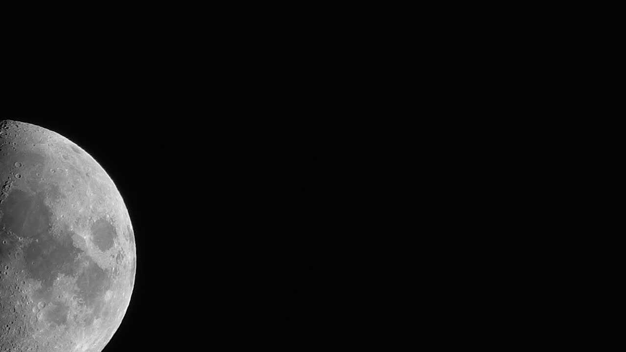 яркая растущая луна с удивительной детализацией перемещается по экрану в этом потрясающем таймлапсе