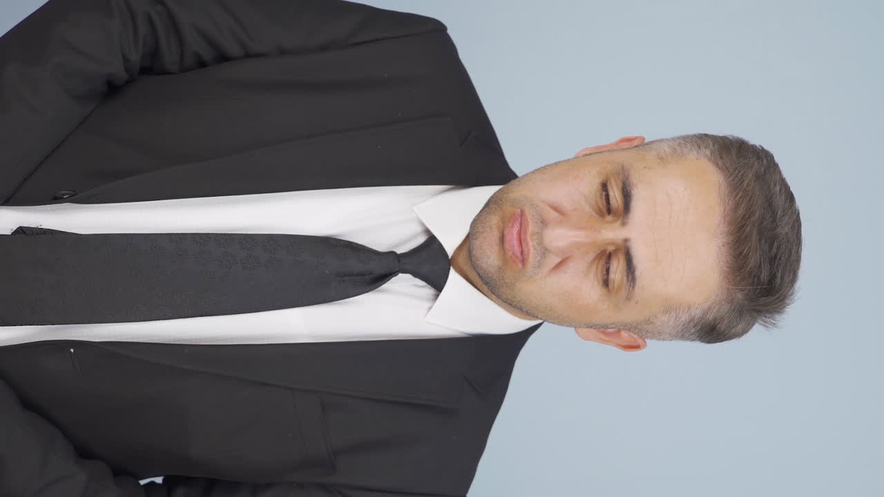 vídeo vertical del hombre de negocios emocional.