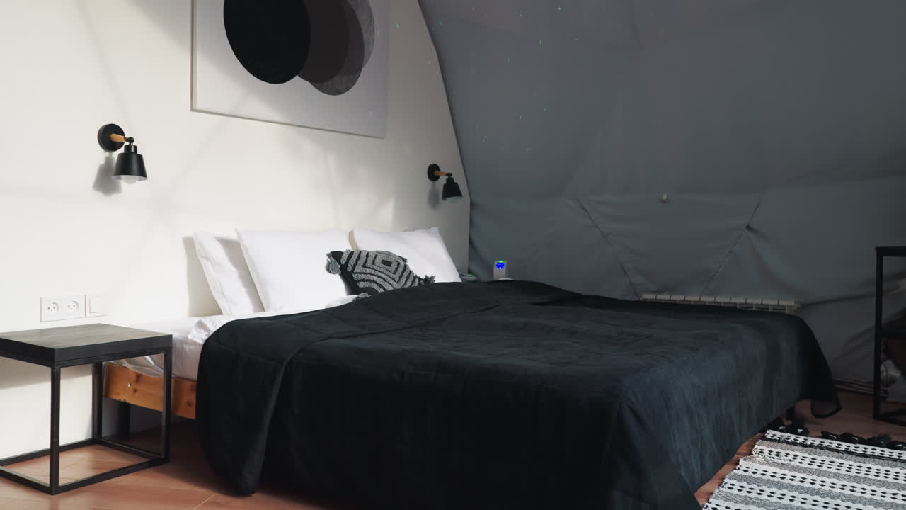 cama doble con sábanas de lino en glamping. dormitorio diseñado con toque moderno en detalles para turistas que aprecian la comodidad con estilo contemporáneo