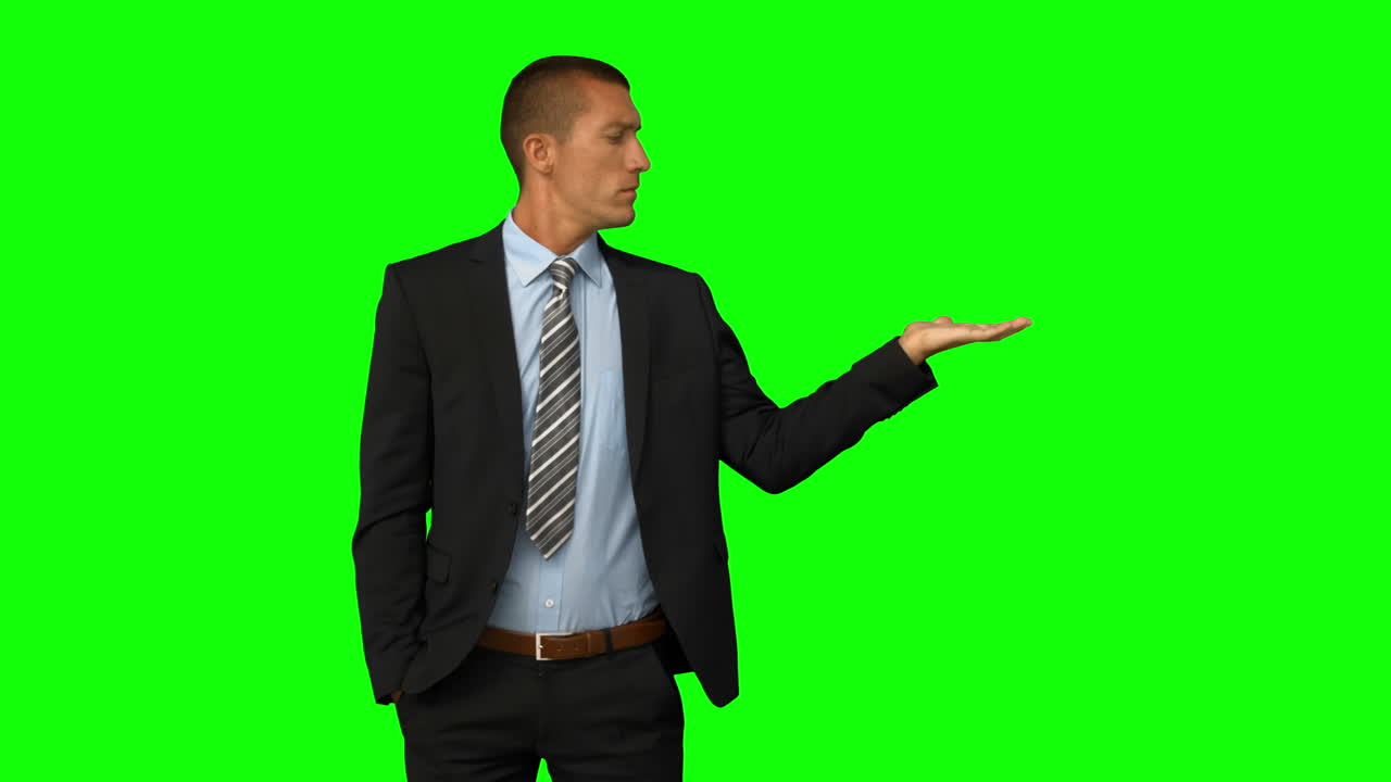 hombre de negocios presentando con la mano