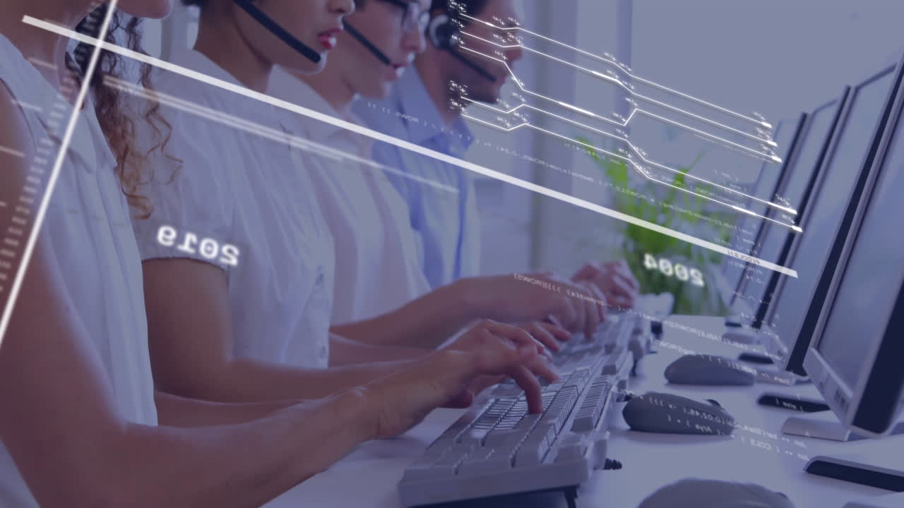 Operatori di call center tecnologico che digitano sulle tastiere, con linee di codice digitale che scorrono sugli schermi