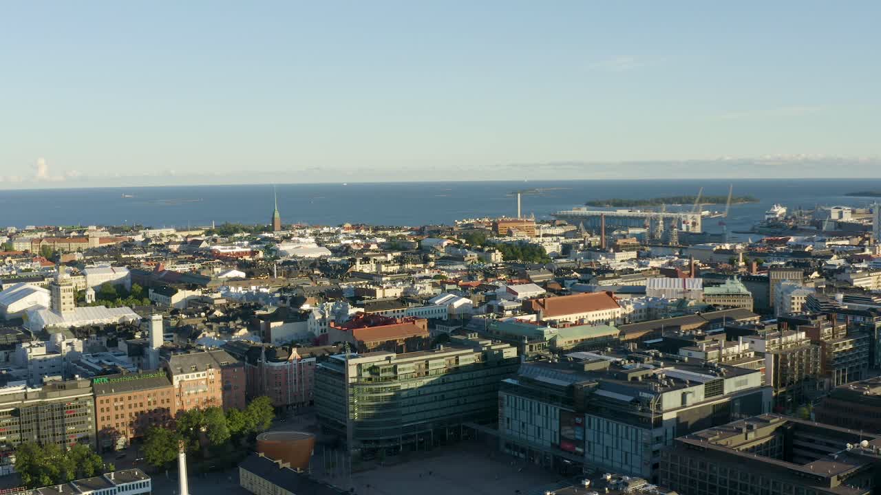 panorámica aérea lenta de helsinki, finlandia con el océano en la distancia