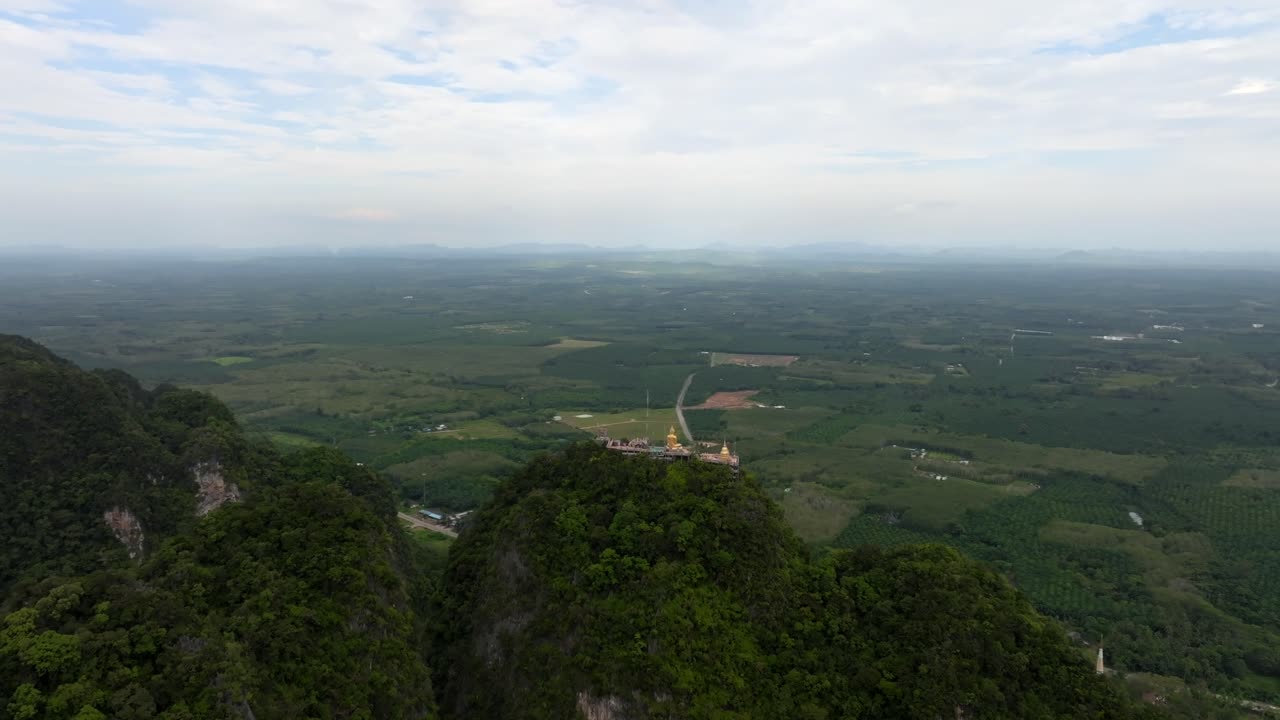 estatua de oro de buda en el templo de la cueva del tigre wat tham sua en krabi, tailandia