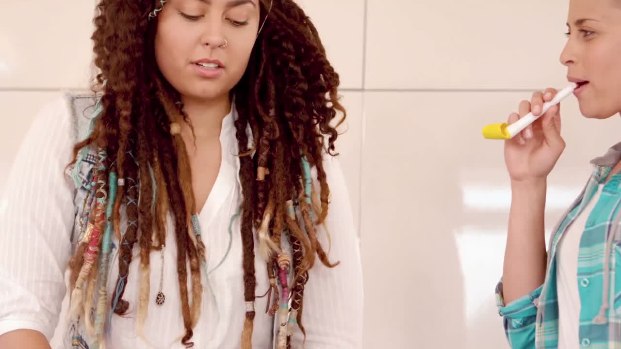 pareja de lesbianas festivas