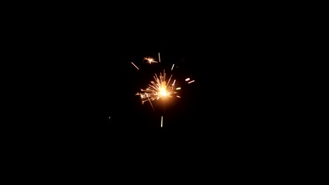 una chispa ardiente sobre un fondo negro