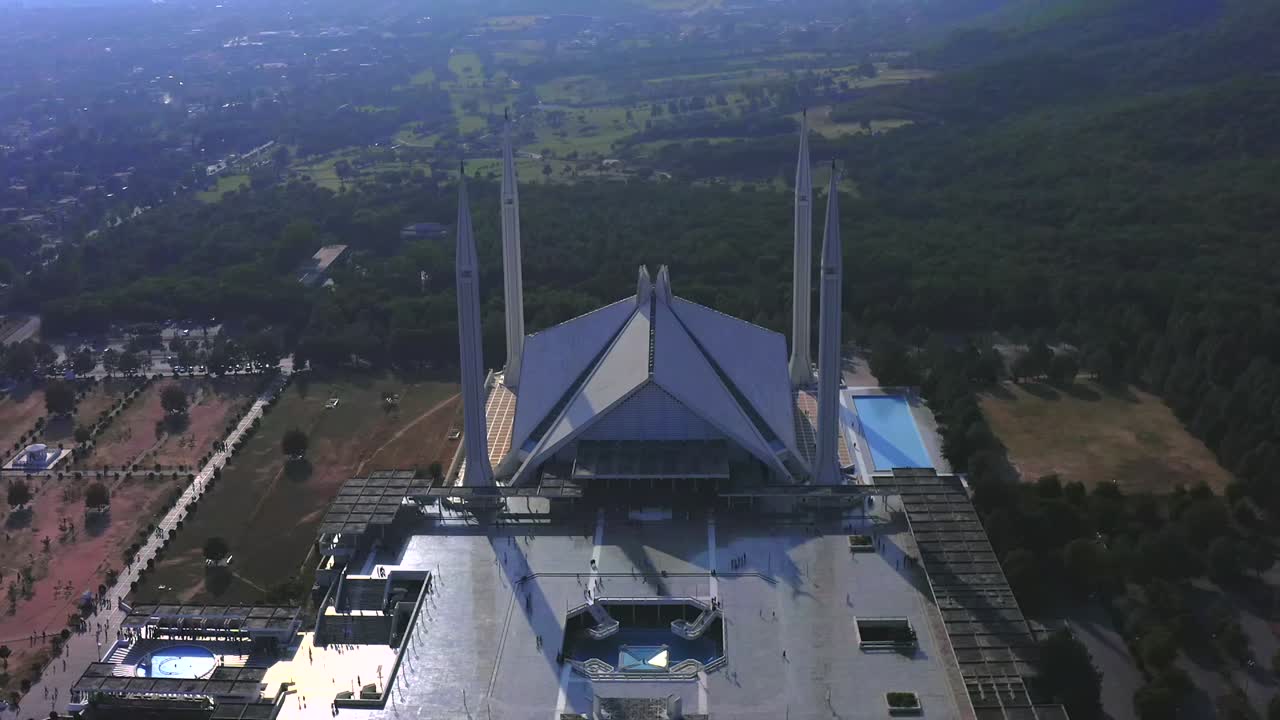 4k videos de islamabad, la mezquita shah faisal es la mezquita en islamabad, pakistán. ubicada en las estribaciones de las colinas de margalla. el diseño de la mezquita más grande de la arquitectura islámica, imágenes de drones de mezquitas