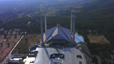 4k videos de islamabad, la mezquita shah faisal es la mezquita en islamabad, pakistán. ubicada en las estribaciones de las colinas de margalla. el diseño de la mezquita más grande de la arquitectura islámica, imágenes de drones de mezquitas