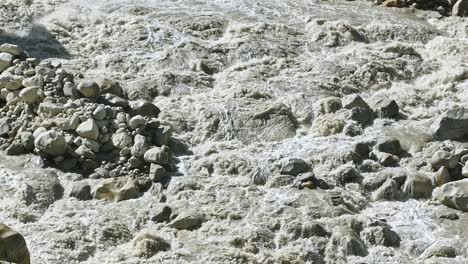 Wunderschöne-Filmische-Aufnahme-Des-Rive-Ganges,-Der-Den-Dampf-Vom-Ursprung-In-Der-Uttarkhand-region-In-Indien-Hinunterströmt