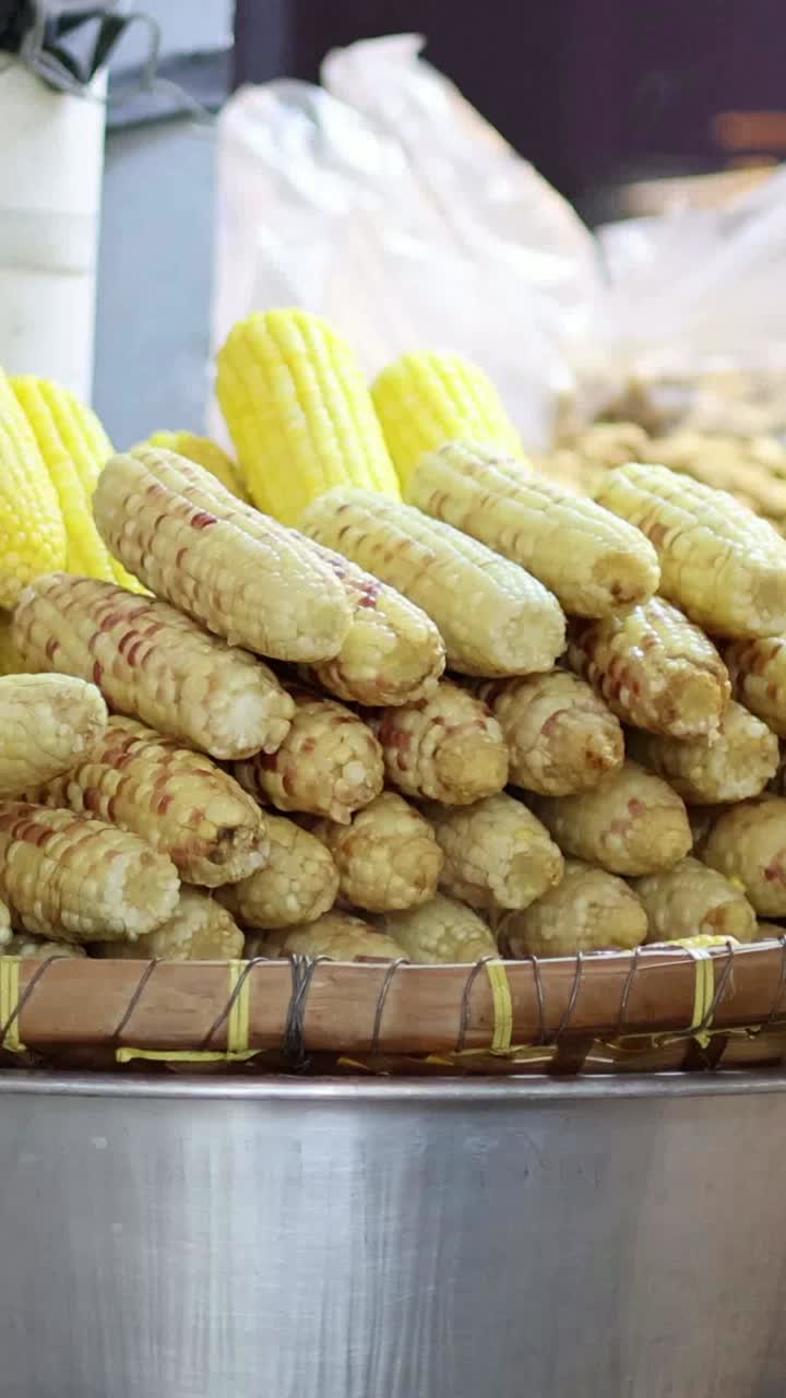 감자 더미 위에 는 옥수수 어리.