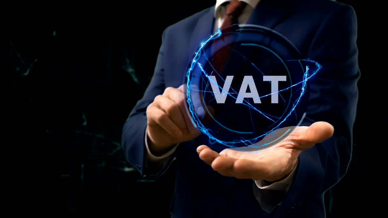 un hombre de negocios muestra un concepto de una tina holográfica en su mano.