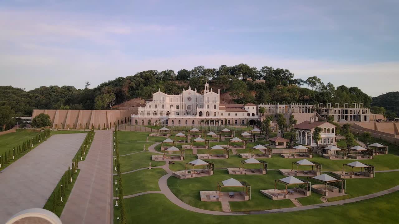 vista aérea ascendente de la propiedad de un complejo de estilo italiano