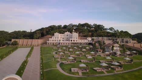 Vista-Aérea-Ascendente-De-La-Propiedad-Turística-De-Estilo-Italiano.