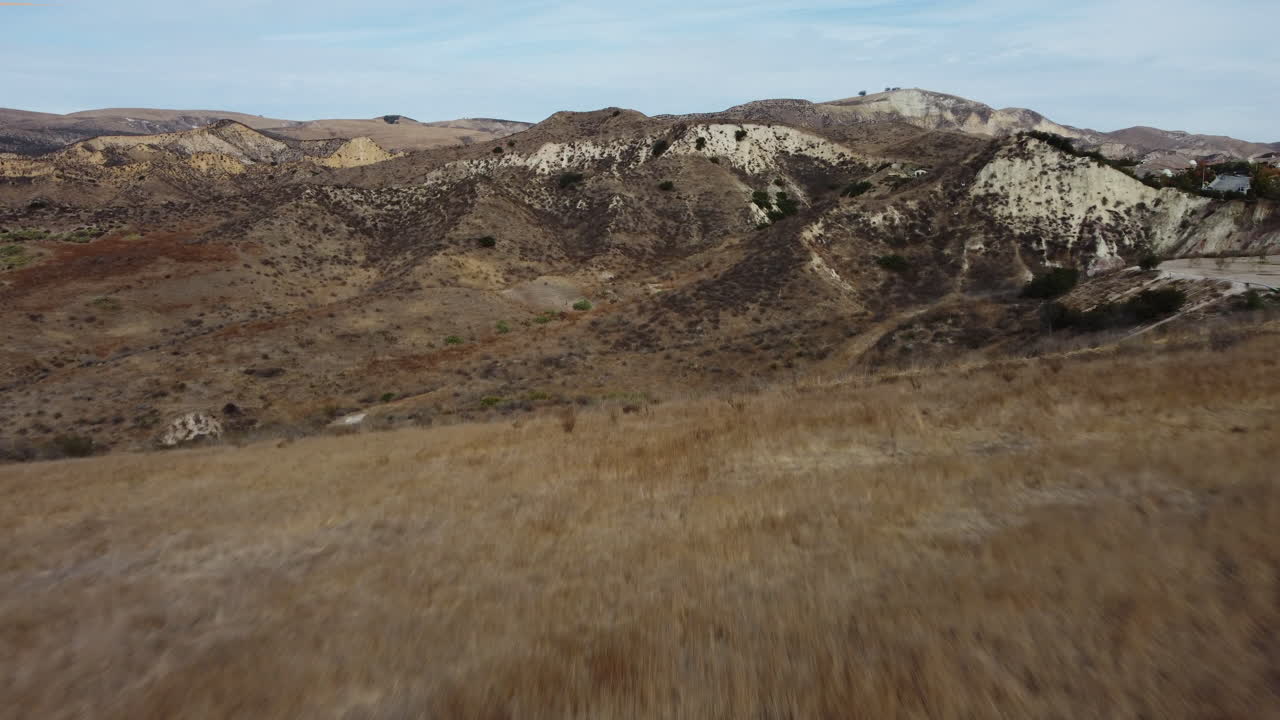 las montañas aéreas de california se secan rápidamente.