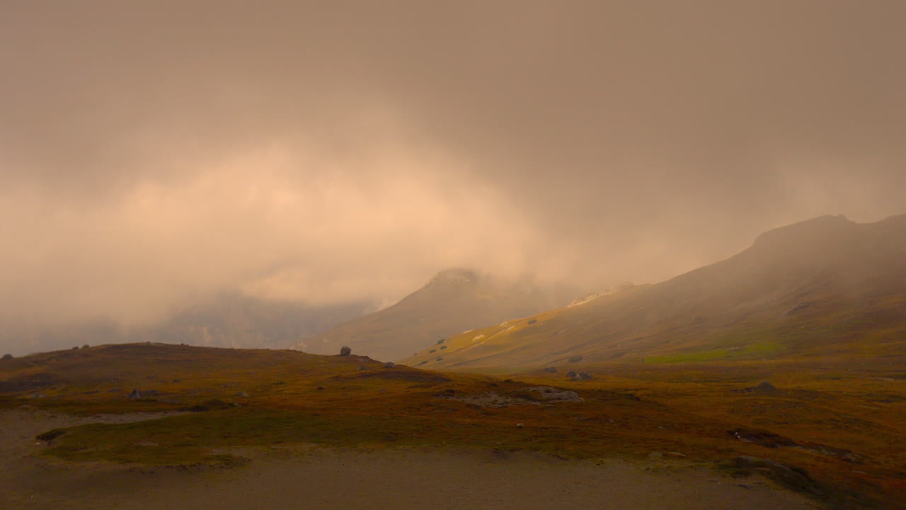 belleza en la cima de la montaña con nubes cercanas