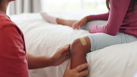 primeros auxilios, cuidado y mamá con un vendaje para niña