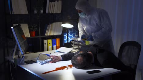 el experto forense encuentra pruebas en el asesinato de un hombre de negocios.