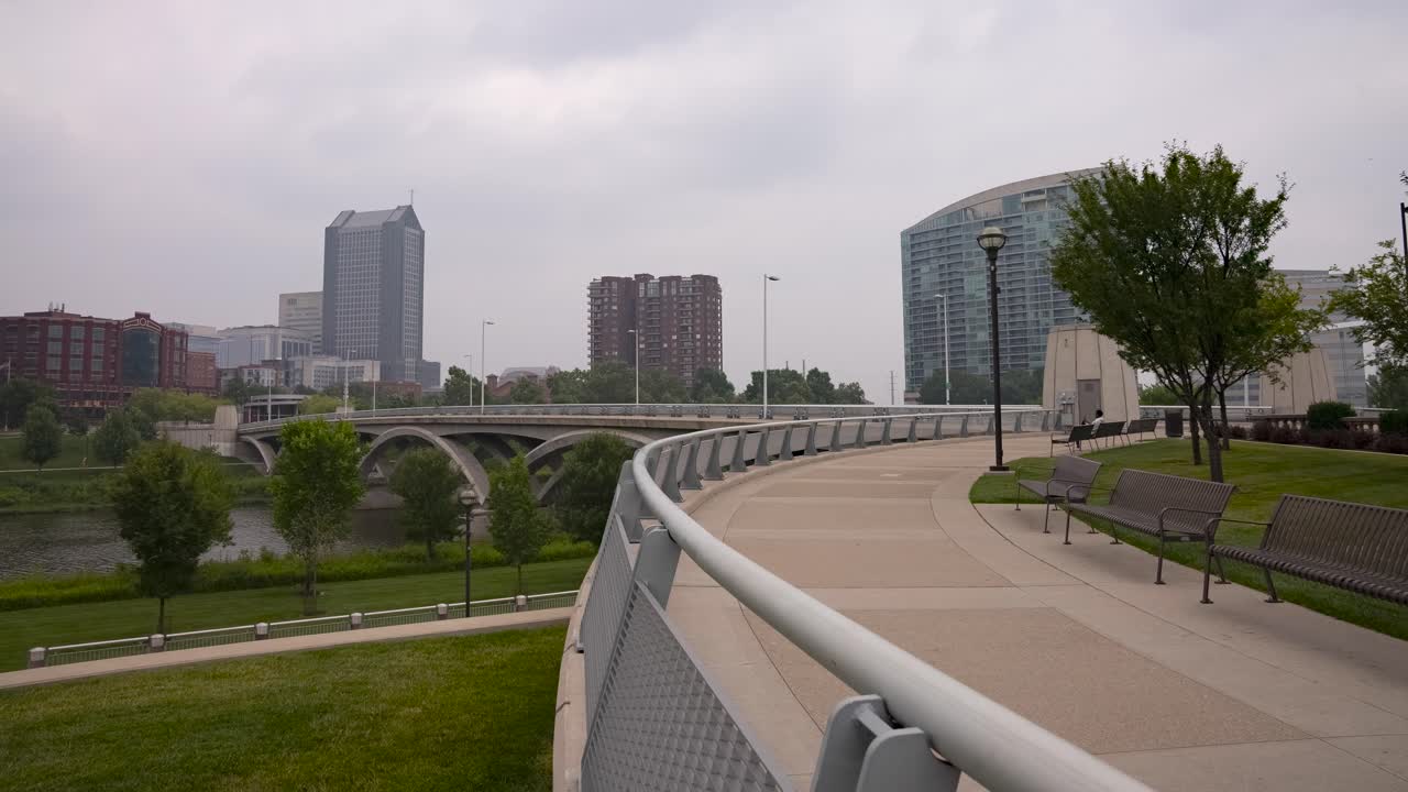 timelapse del parque en columbus ohio en un día de niebla y humo