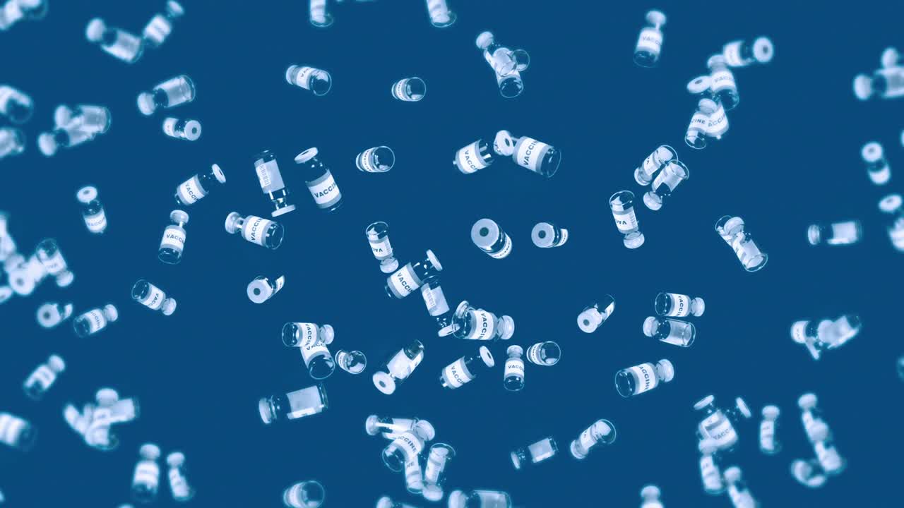 파란색 배경에 많은 백신 병을 날려. 의학 개념. 바이러스 치료. 투명한 액체. 백신의 3d 루프 애니메이션.