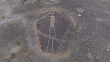 el giro lento aéreo sobre blythe intaglios, antiguos geoglifos en el desierto de sonora, arizona