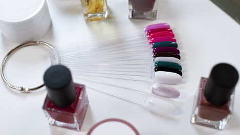 muestras de esmalte de uñas y productos de belleza