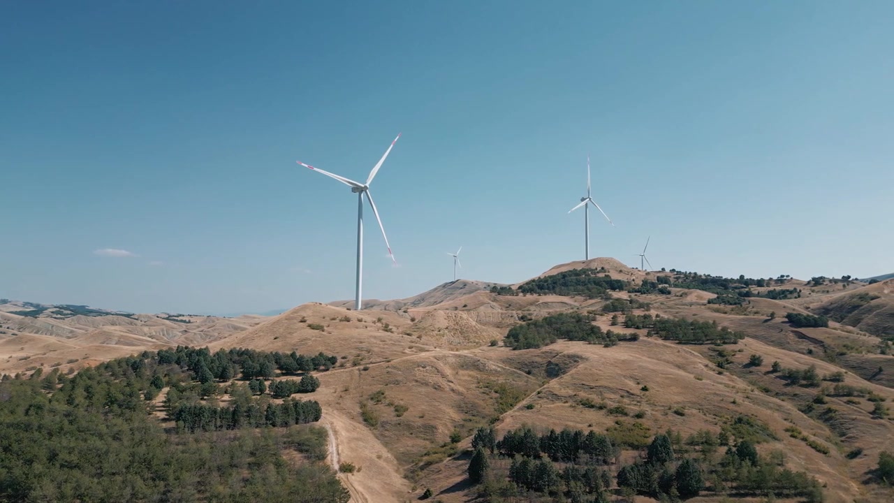 Turbine eoliche che producono elettricità verde. Pura fornitura di energia alternativa sostenibile