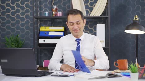 el hombre de negocios positivo cierra los archivos de papeleo.