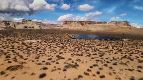 Sonnenkollektoren-In-Der-Wüste-Von-Utah,-Umgeben-Von-Felsformationen,-Wie-Von-Oben-Gesehen