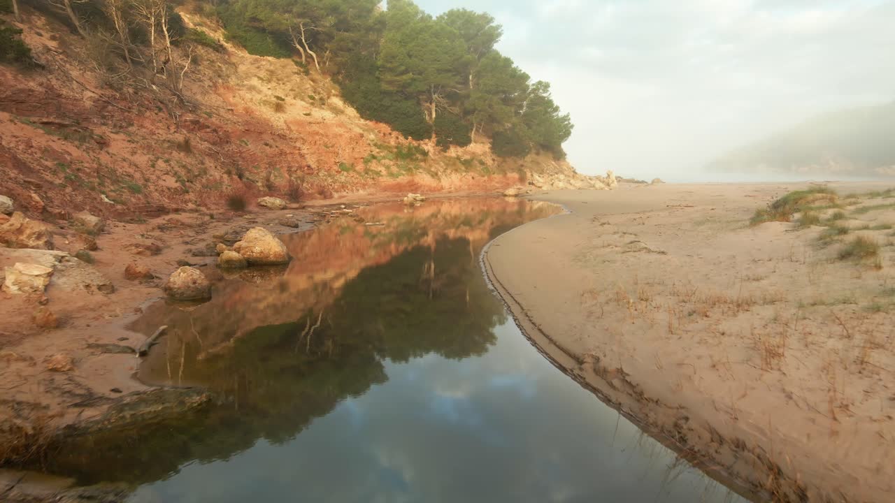 vuelo de drones neblinosos a lo largo del río en españa