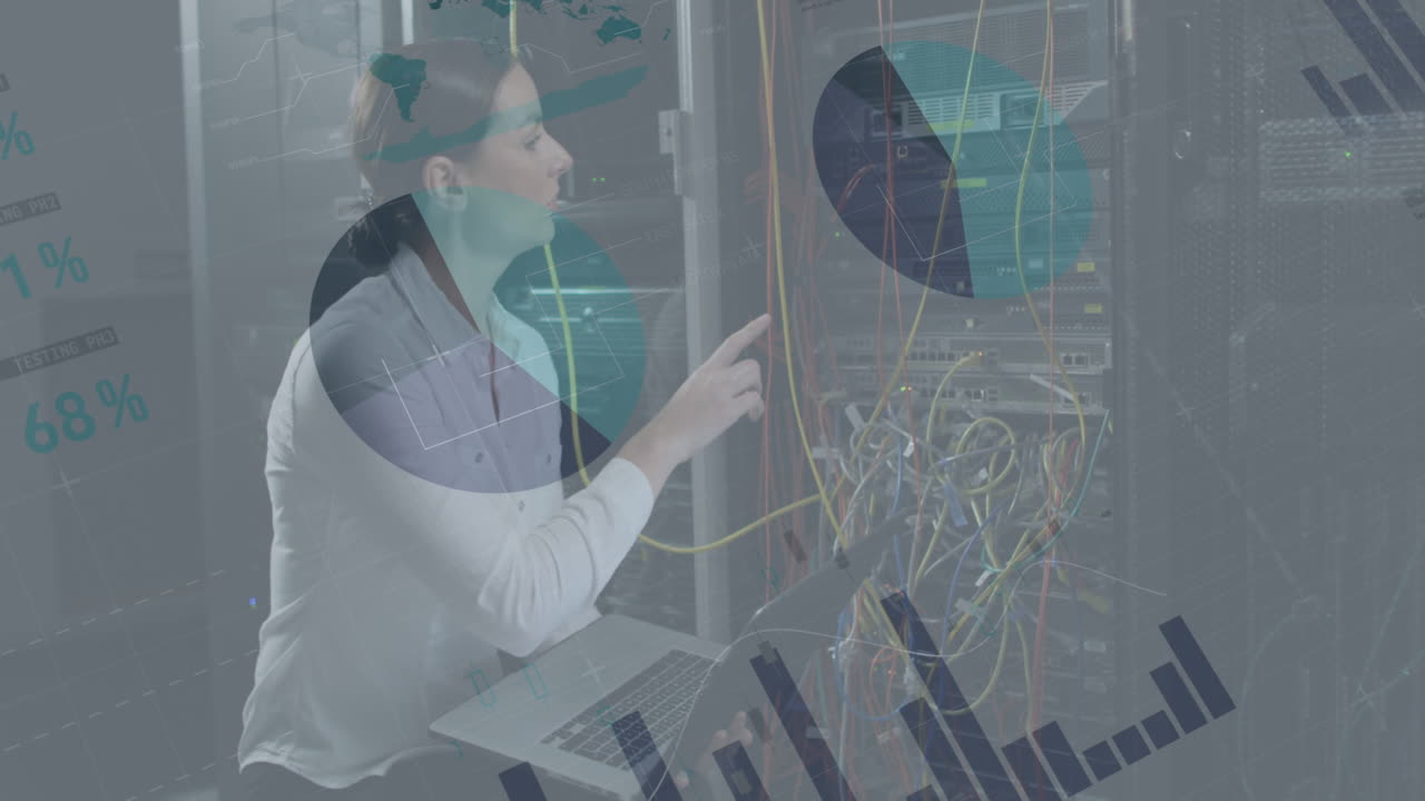 animación de datos sobre ingeniera informática caucásica con computadora portátil por servidor de computadora