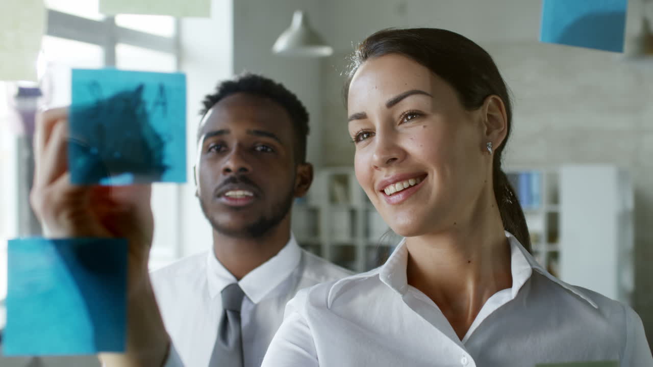 캐러밴에서 공동 조종사로 오래 된 중괄호와 젊은 빨간 머리 소녀