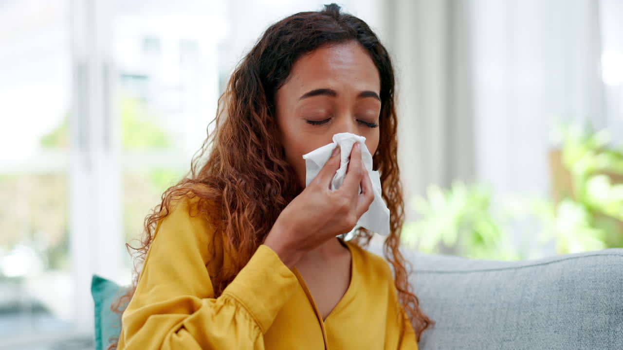 enfermo, soplo de nariz y mujer en casa con enfermedad