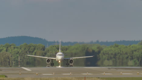 el avión despega del aeropuerto de múnich.