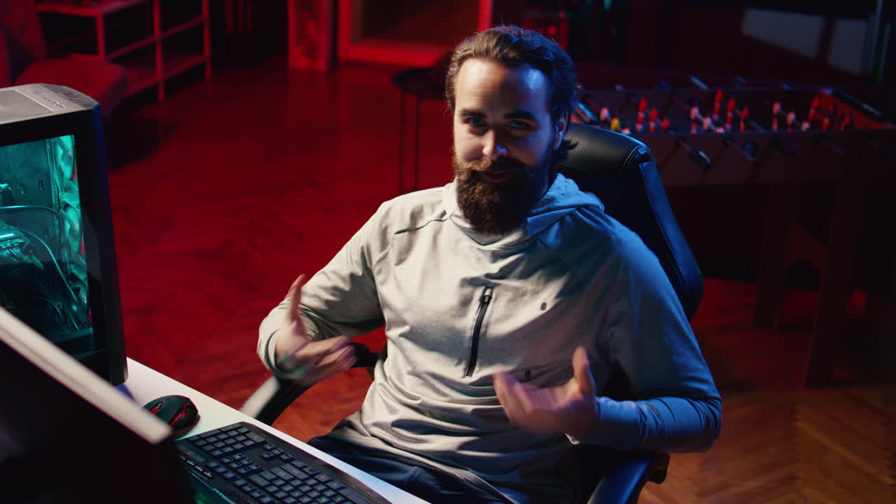 creador de contenido en streaming de estudio para espectadores en línea, hablando con ellos