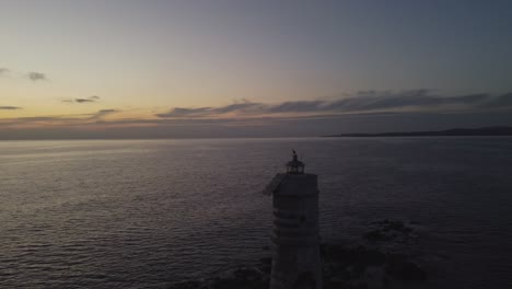 maravillosa vista aérea cinematográfica de drones del faro solitario con gaviota en la parte superior