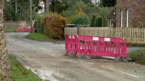 Obras-Viales-En-La-Aldea-De-Ashwell,-Rutland,-Reino-Unido,-Cerrando-La-Carretera-Y-Cortando-La-Aldea-Por-La-Mitad