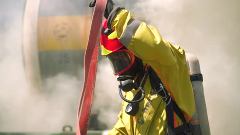 bombero con equipo de protección durante un ejercicio de entrenamiento