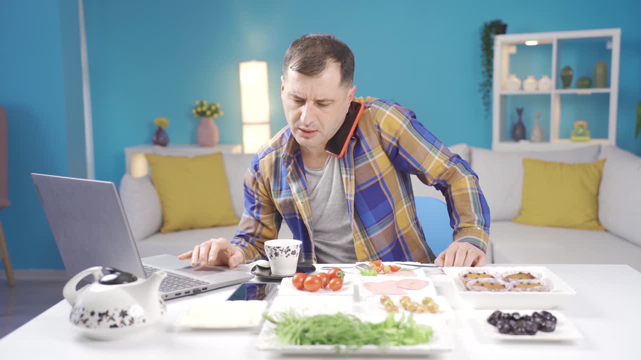 Travl freelancer taler forretning ved morgenmaden med sin bærbare computer