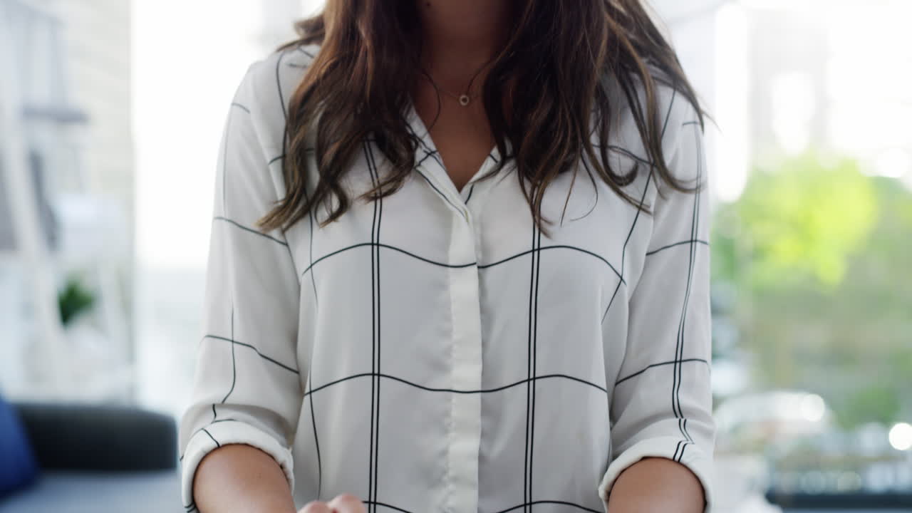 una joven empresaria que usa una tableta digital