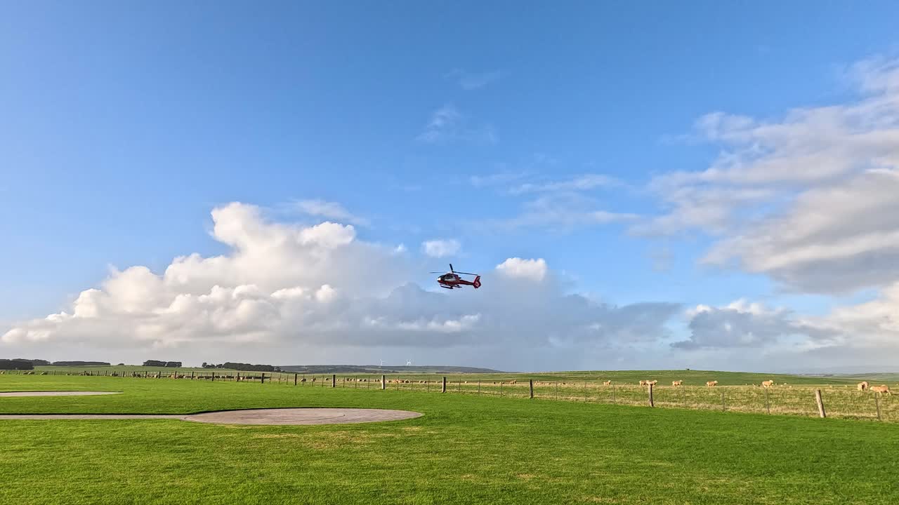 헬리터가 잔디에 착륙하고 있다