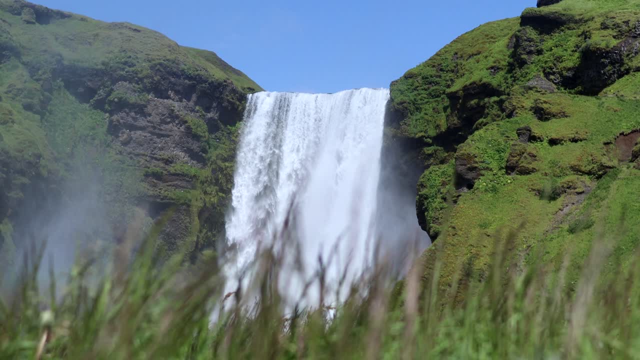 hermosa cascada de skógafoss en islandia, 4k