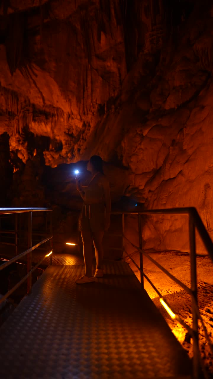 una mujer explorando una cueva.