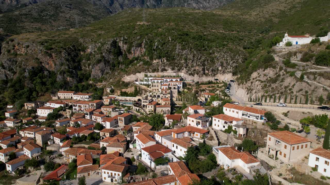 el pintoresco pueblo mediterráneo de dharmi: techos rojos, muros de piedra y encantadores callejones estrechos en la ladera de la montaña, una joya turística en albania
