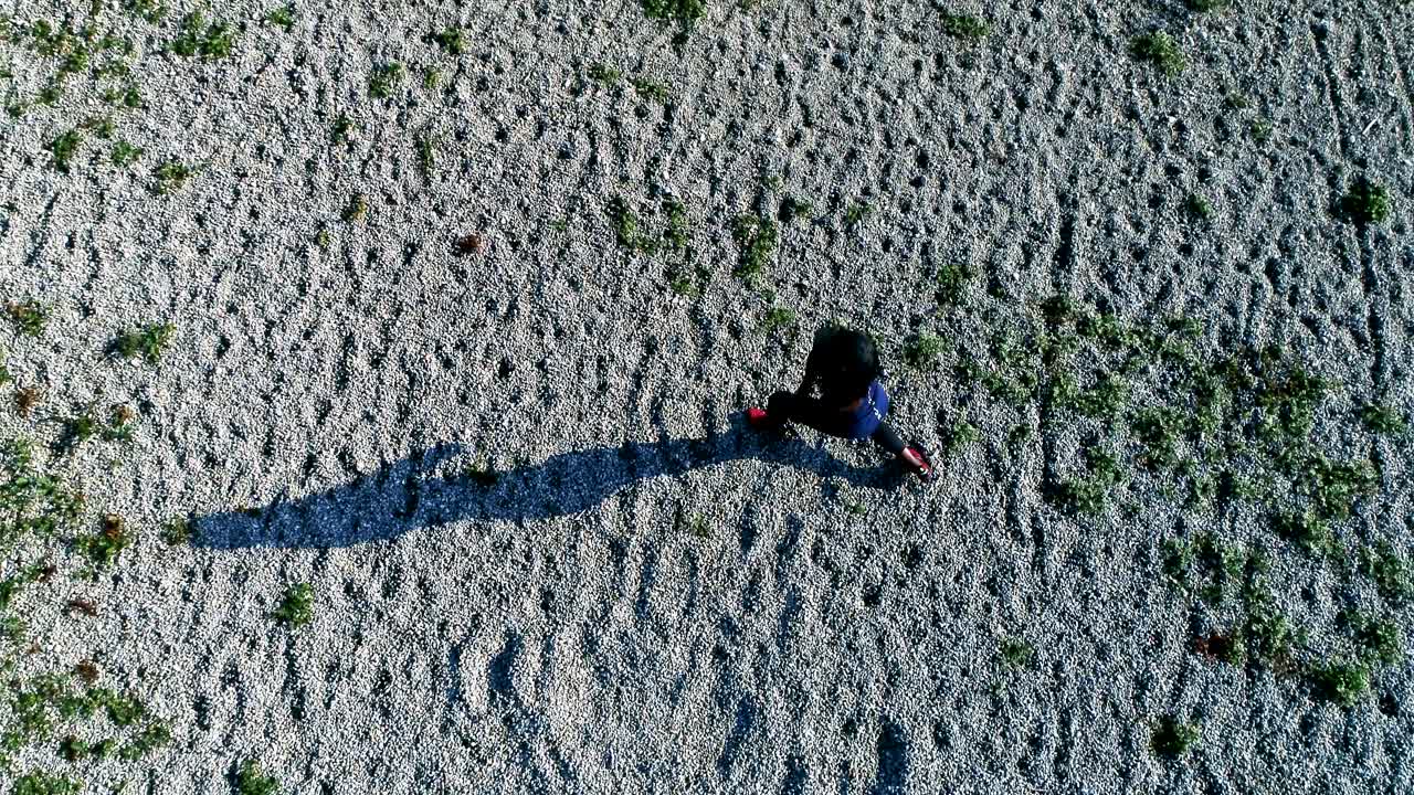 야외에서 스포츠를 하는 젊은 매력적인 흑인 여성의 드론 샷